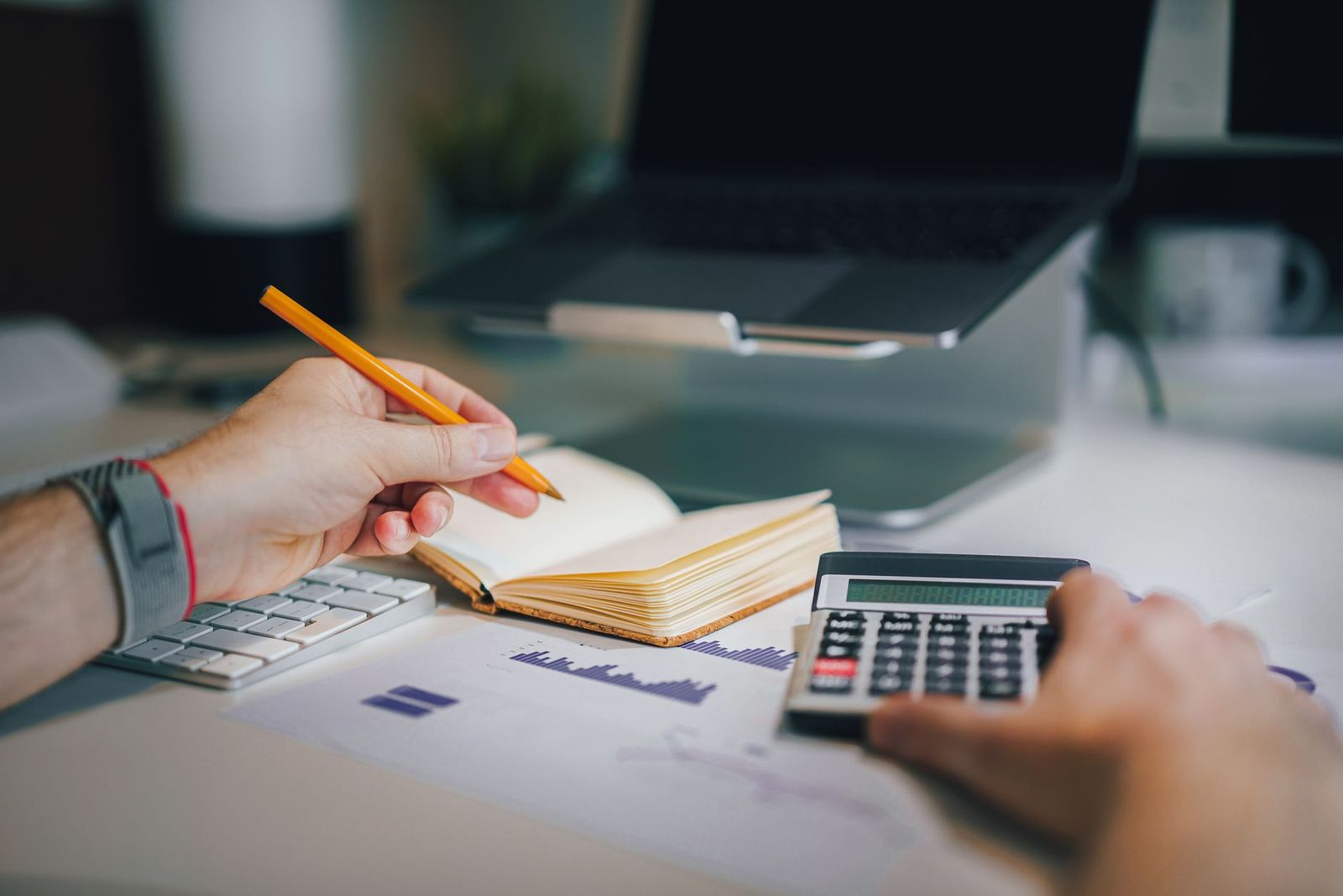 Contadora revisando documentos con calculadora