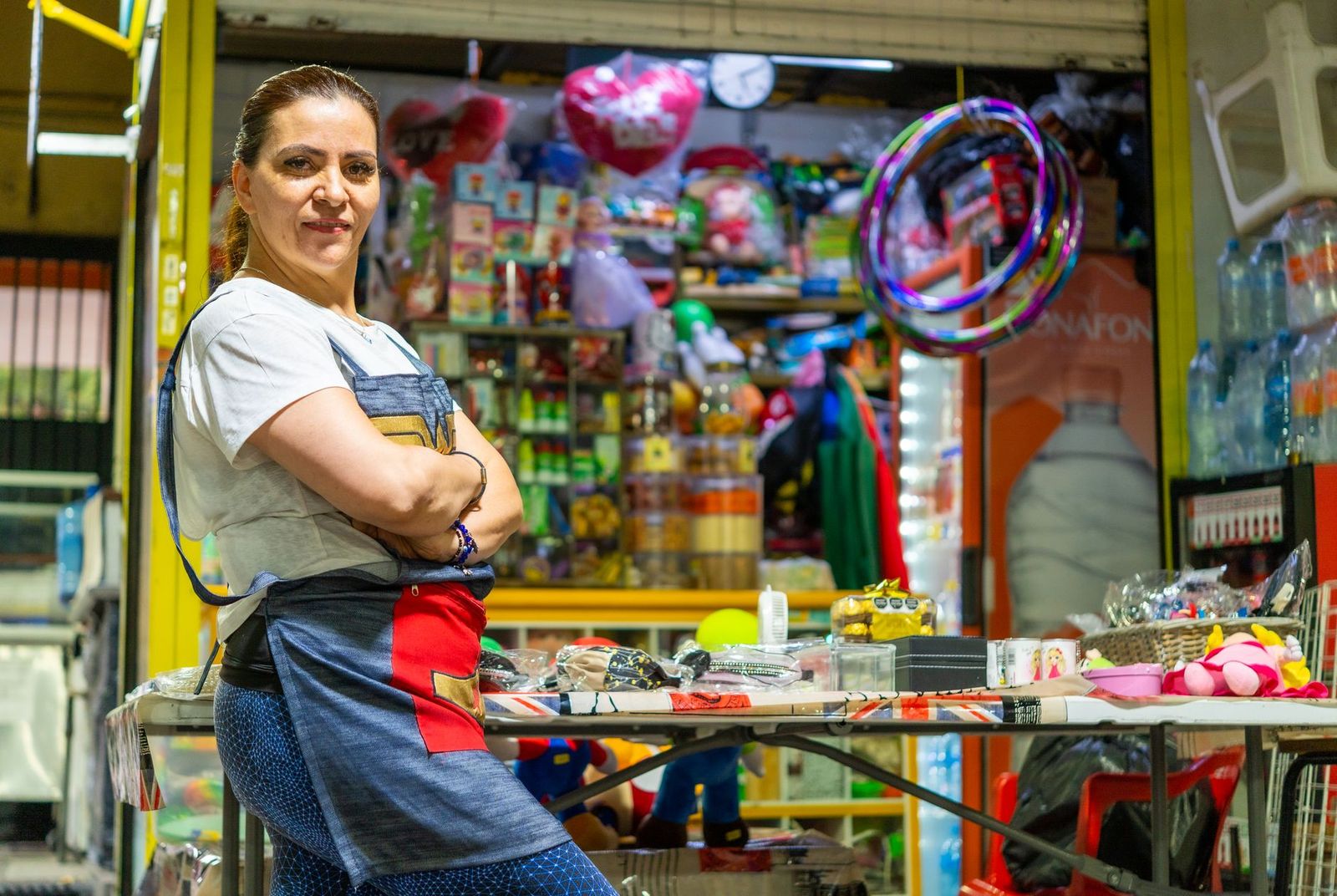 Dueña de una tienda atendiendo su negocio